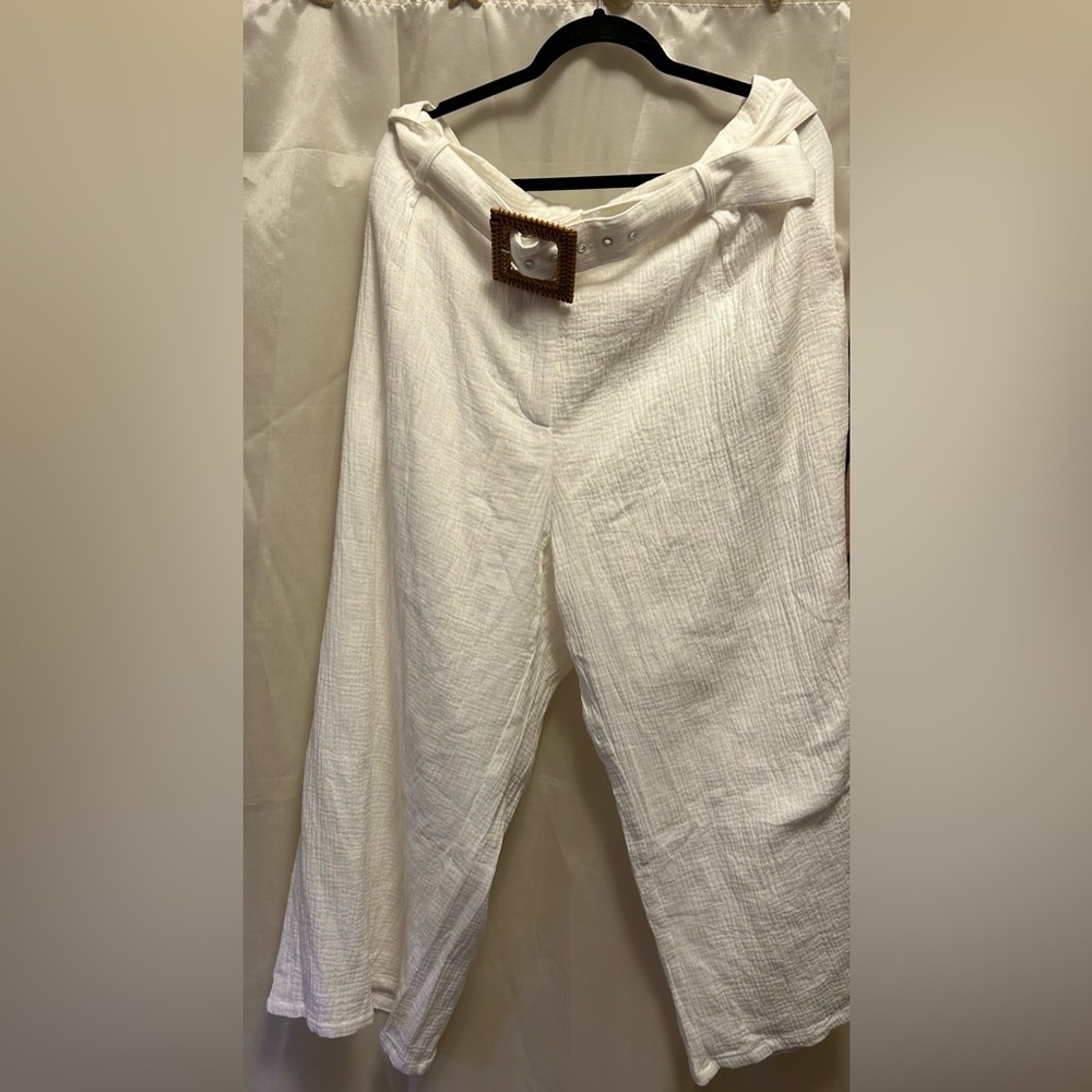 Logan Rae by Roolee brand white linen cropped pants with side pockets and belt